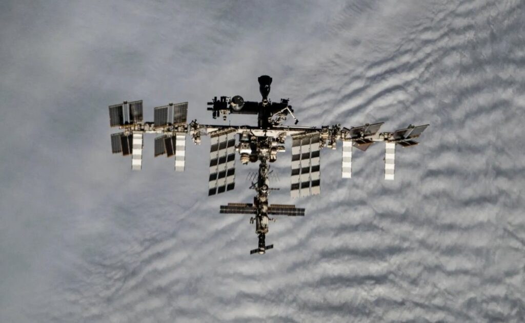Regresa Soyuz MS-28 con tres tripulantes tras ocho meses