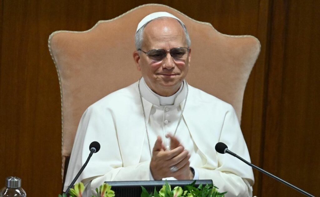Papa almuerza con pobres y migrantes en Castel Gandolfo