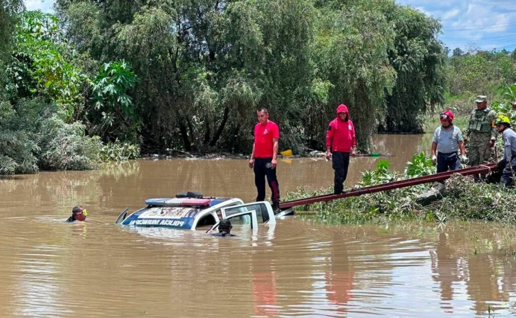 Lluvias arrastran patrulla en Puebla; mueren cuatro personas