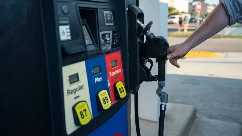 Gasolina en EU vuelve a superar los 4 dólares por galón