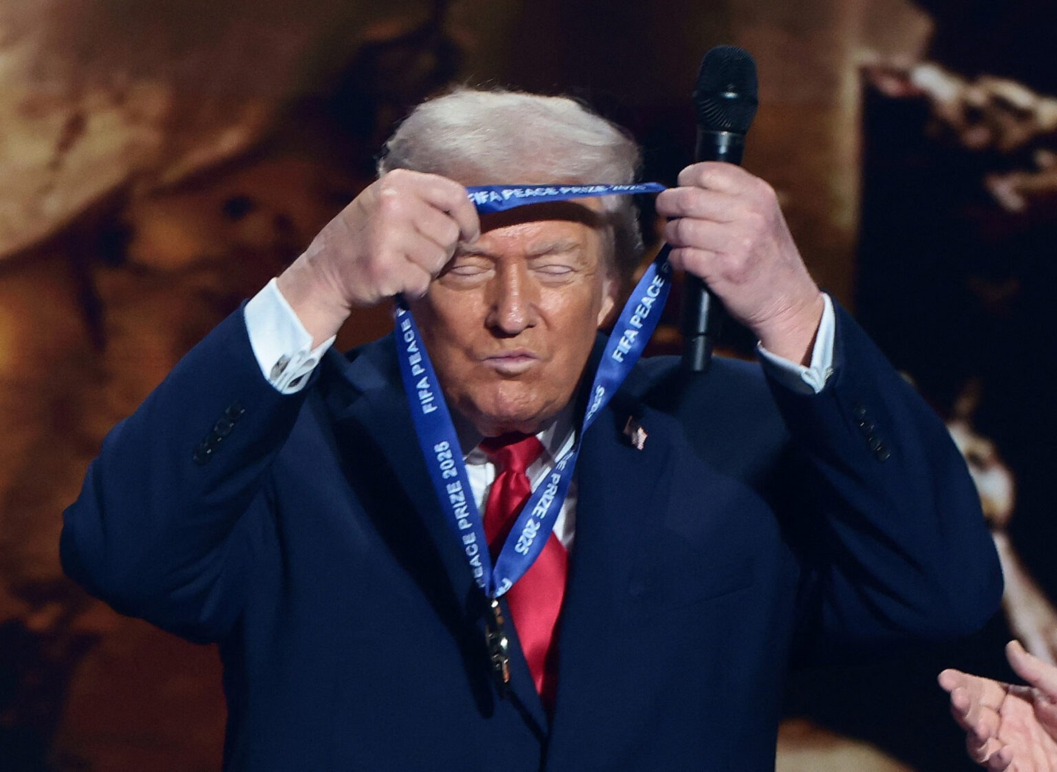 Eurodiputados exigen investigar premio FIFA a Trump