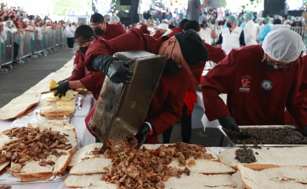 México logra récord Guinness con la torta más grande