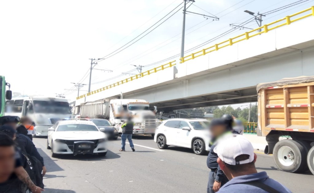 Transportistas bloquean México-Puebla por inseguridad vial