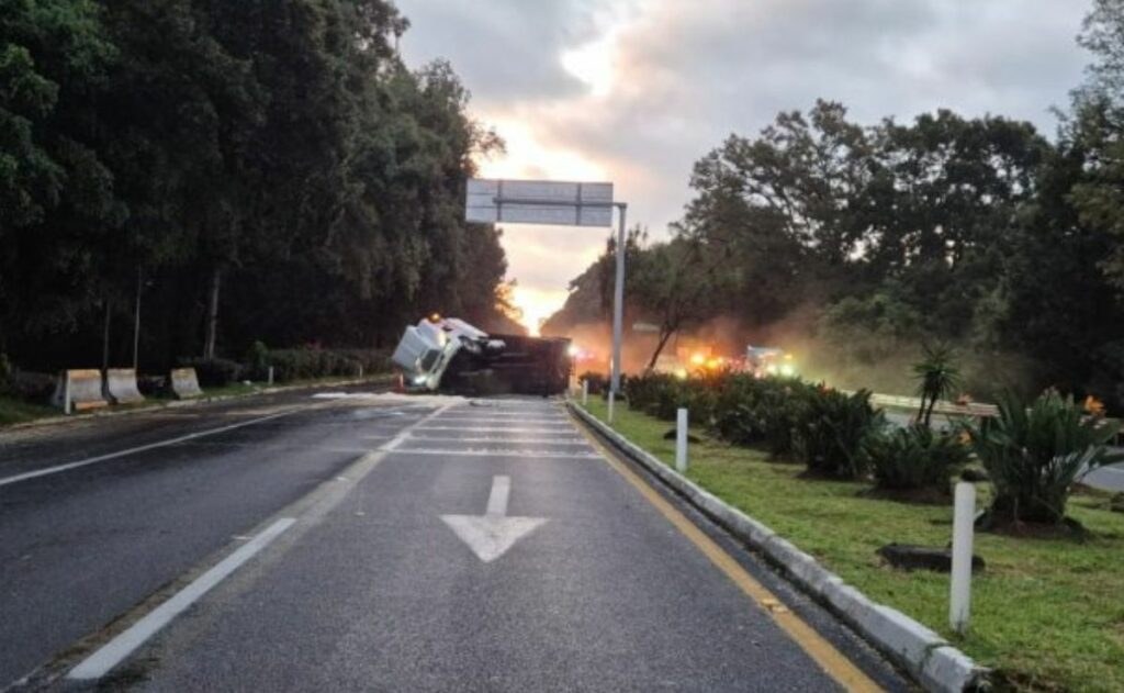 Volcadura de tráiler cierra autopista México-Cuernavaca