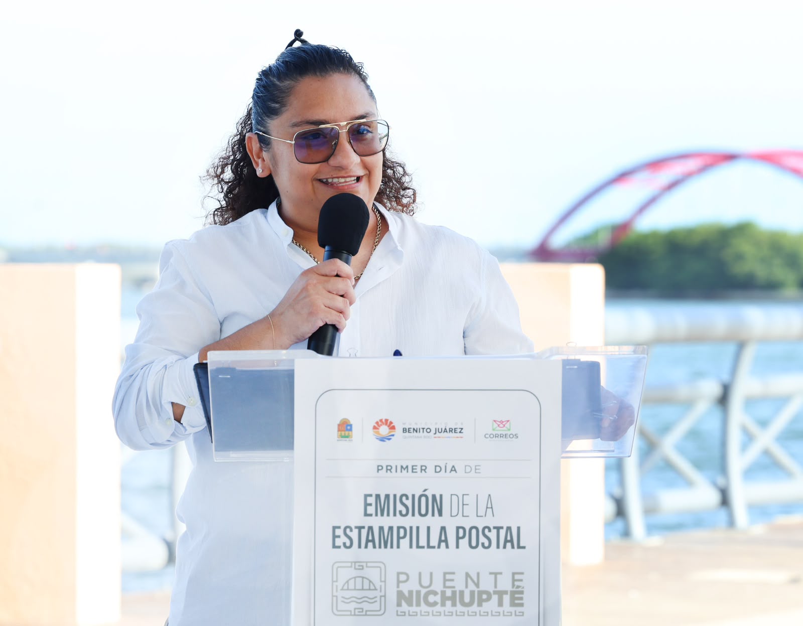 Presentan estampilla conmemorativa del Puente Nichupté