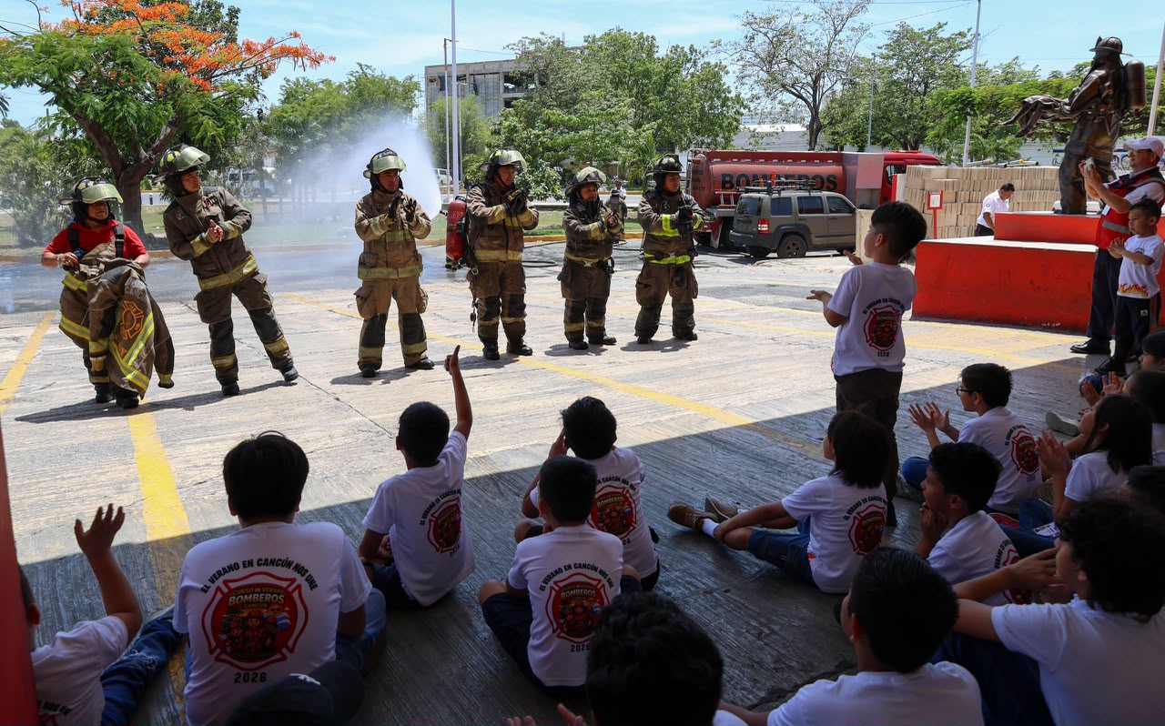 Bomberos de Cancún imparten curso de verano a niños