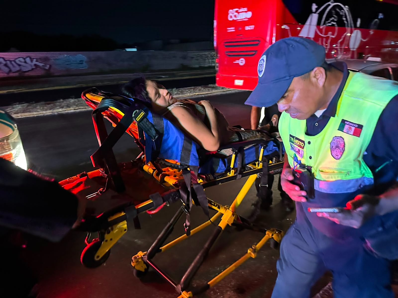 Taxi con mujer embarazada se estrella en camellón en Playa