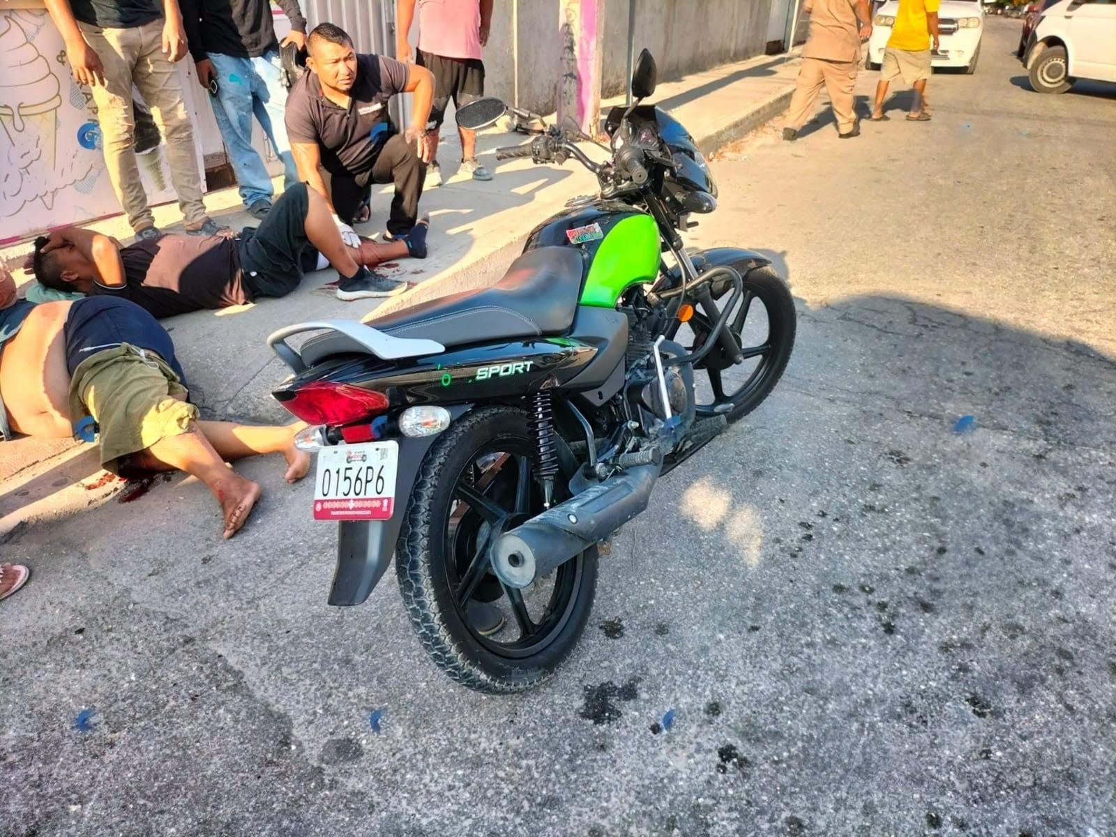 Accidente en Prolongación Tulum deja dos heridos en motocicleta