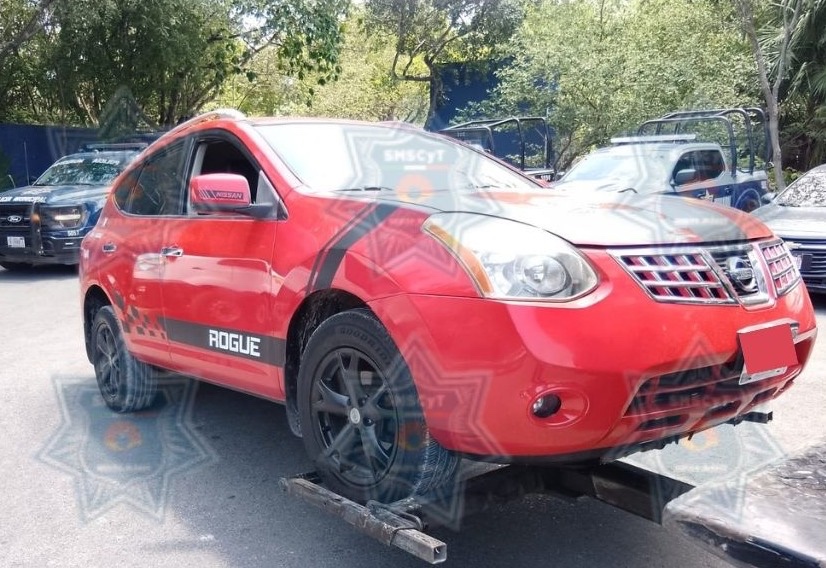 Policía Cancún recupera vehículo robado y detiene a un hombre