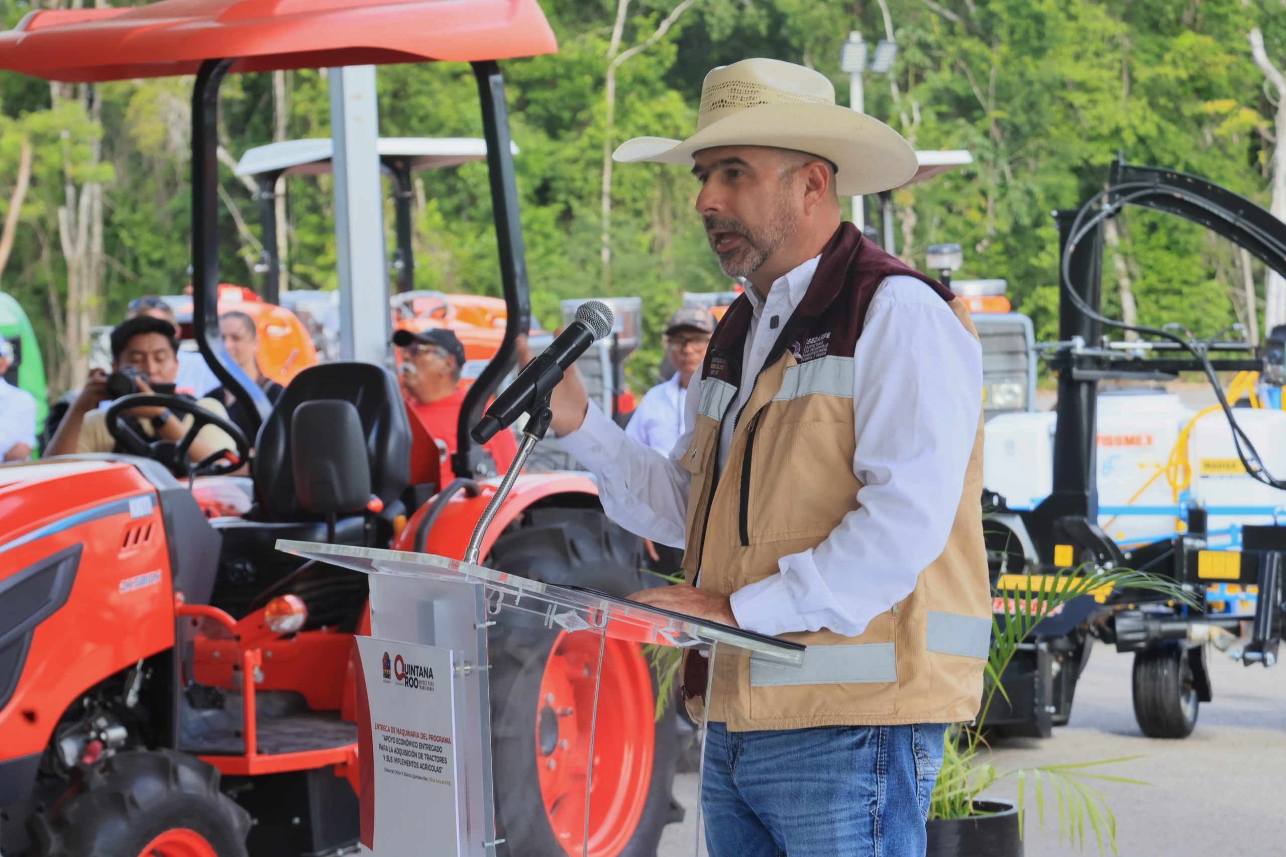 Quintana Roo entrega maquinaria agrícola a productores