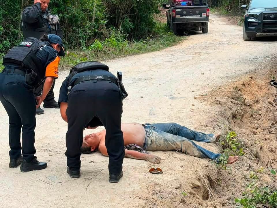 Volquete cae en socavón en El Tucán, Playa del Carmen