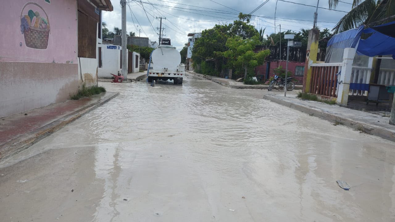 Ayuntamiento de Holbox intensifica desagüe tras lluvias