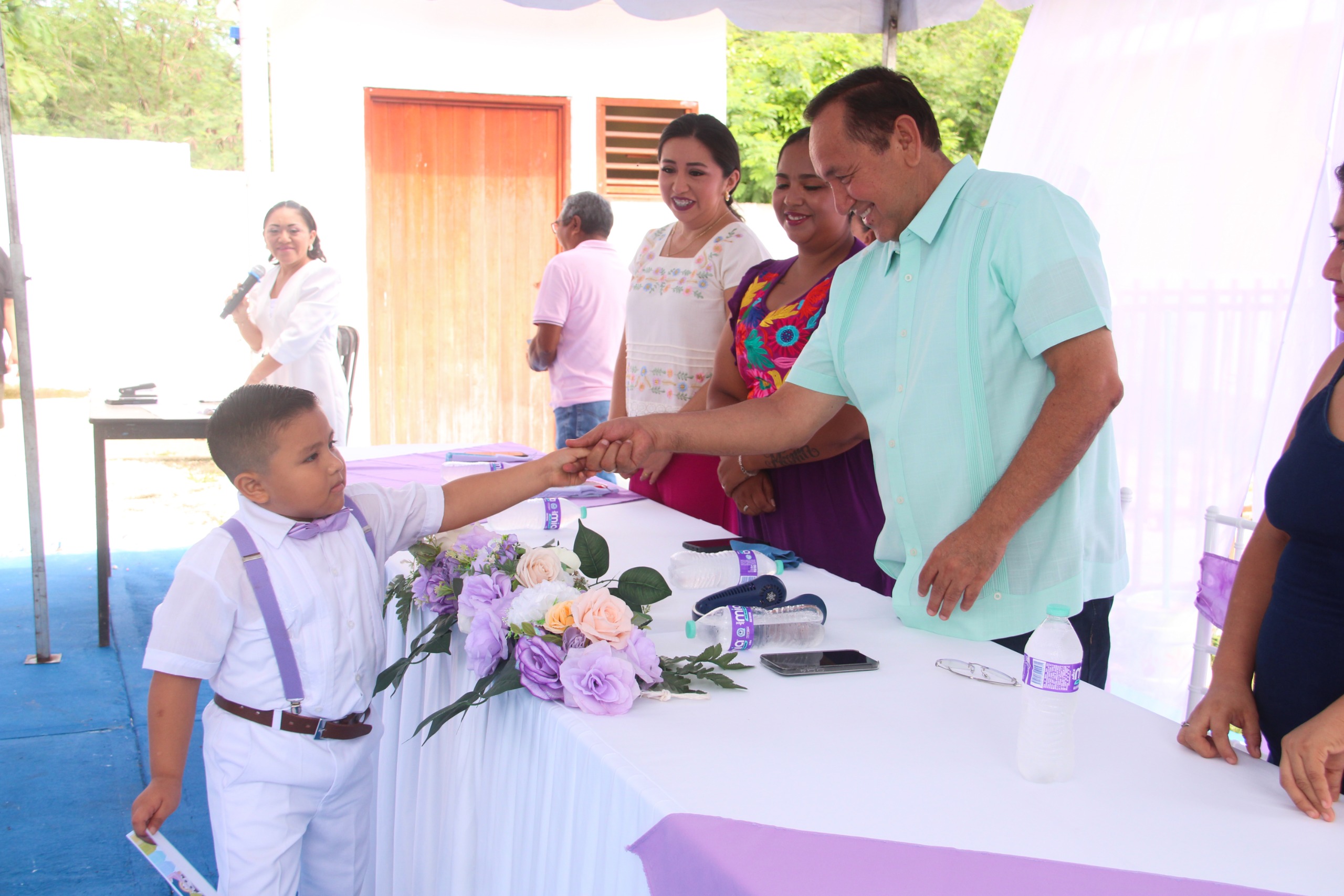 Nivardo Mena apadrina graduados de preescolar en Kantunilkín