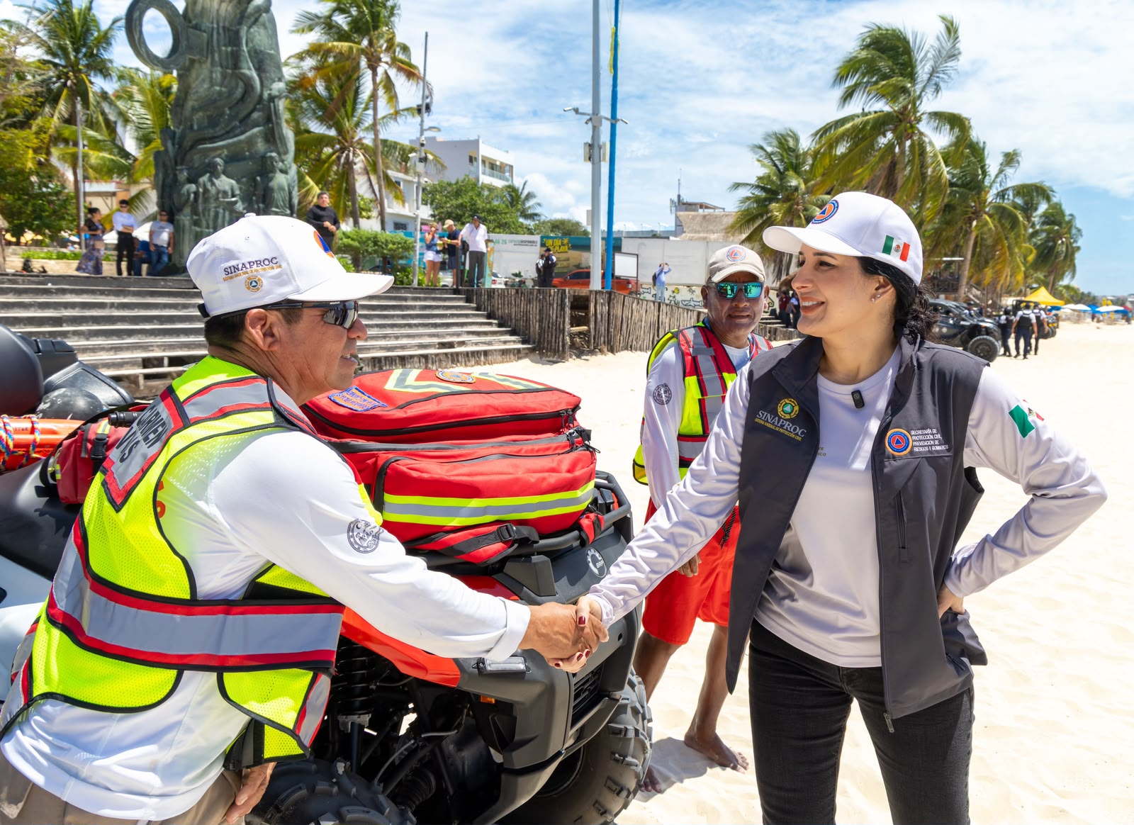 Playa Fundadores recibe nueva torre para guardavidas