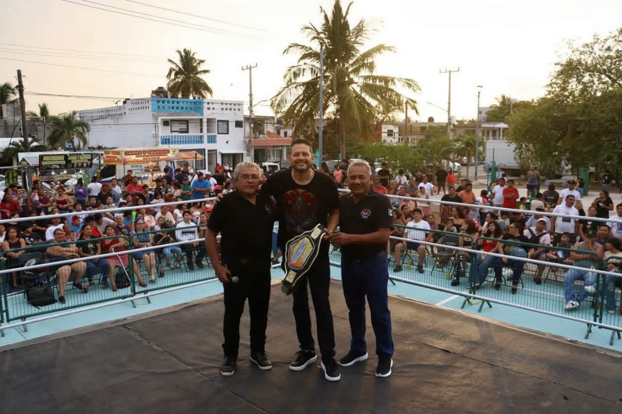 Lucha libre reúne a familias en la Región 100 de Cancún