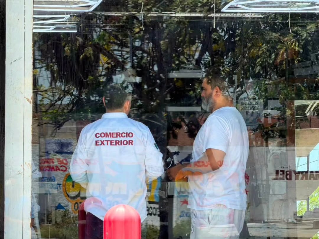 Inspección sorpresa en tienda de tenis en Cancún