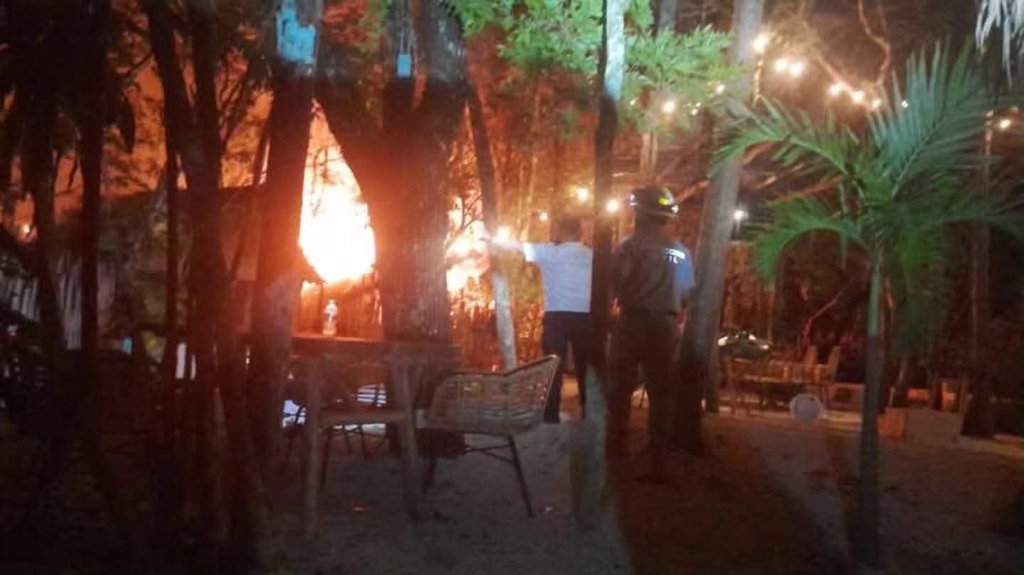 Incendio destruye seis palapas en zona costera de Tulum