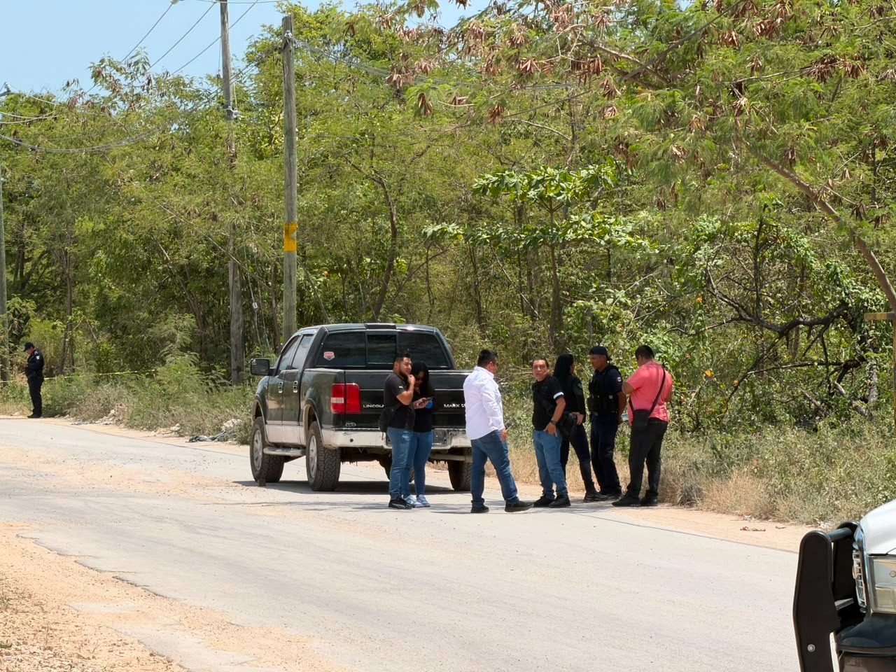 Hallan cuerpo ejecutado en camioneta en Villas Otoch Paraíso