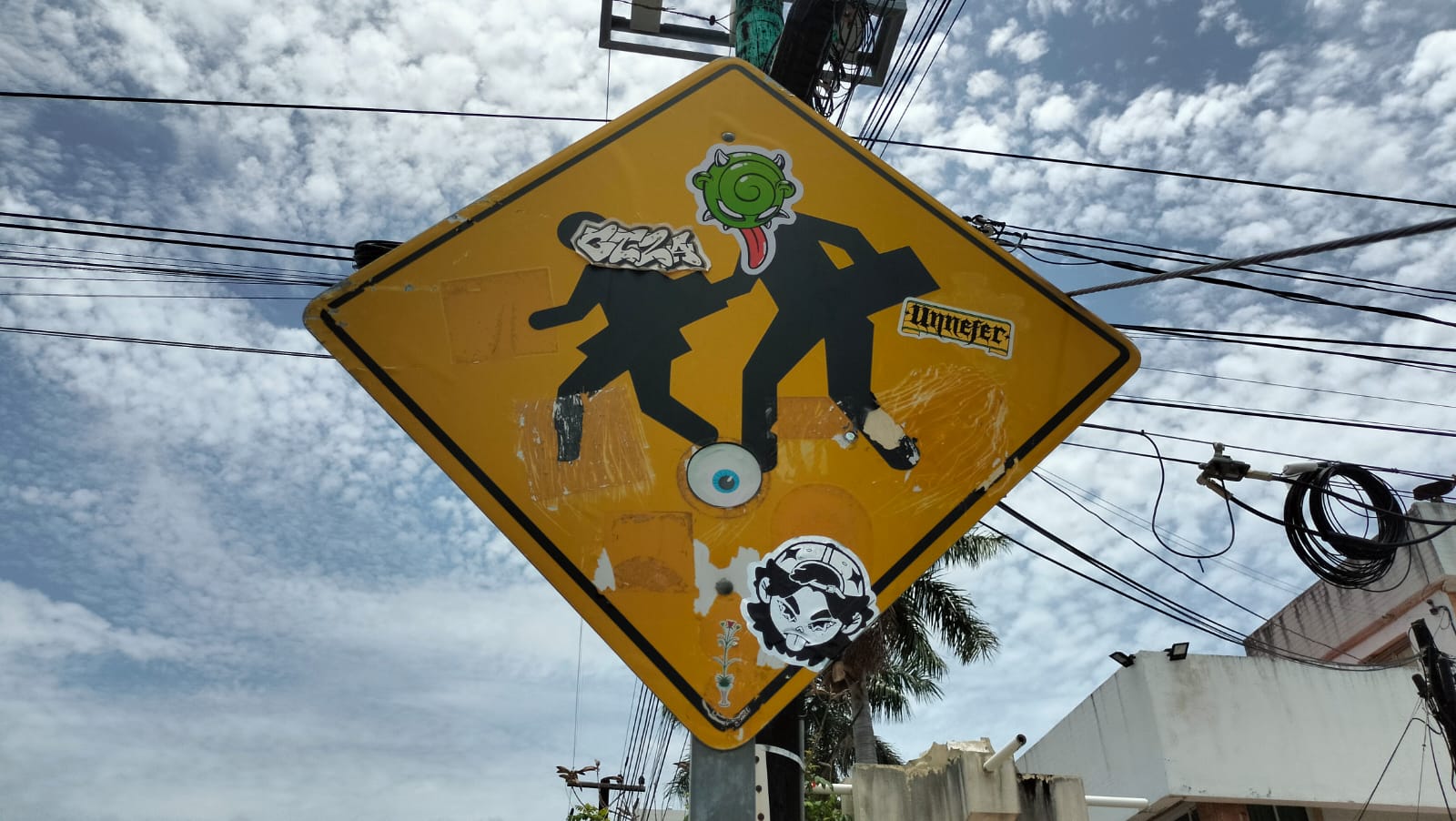 Señalética de Cancún presenta vandalismo y abandono