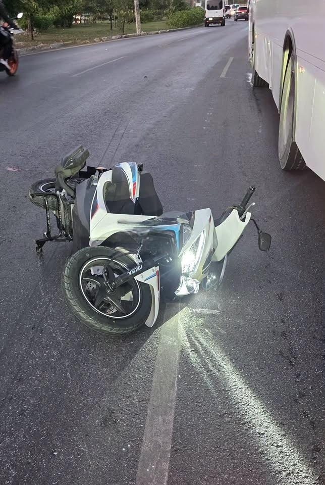 Motociclista hospitalizado tras choque en avenida Kabah