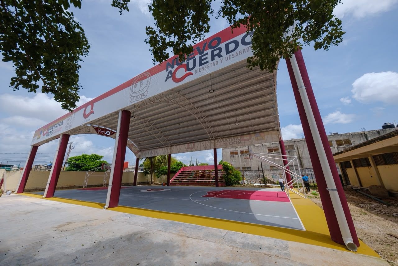 Entrega Mara Lezama domo a Secundaria Técnica 18 en Cancún