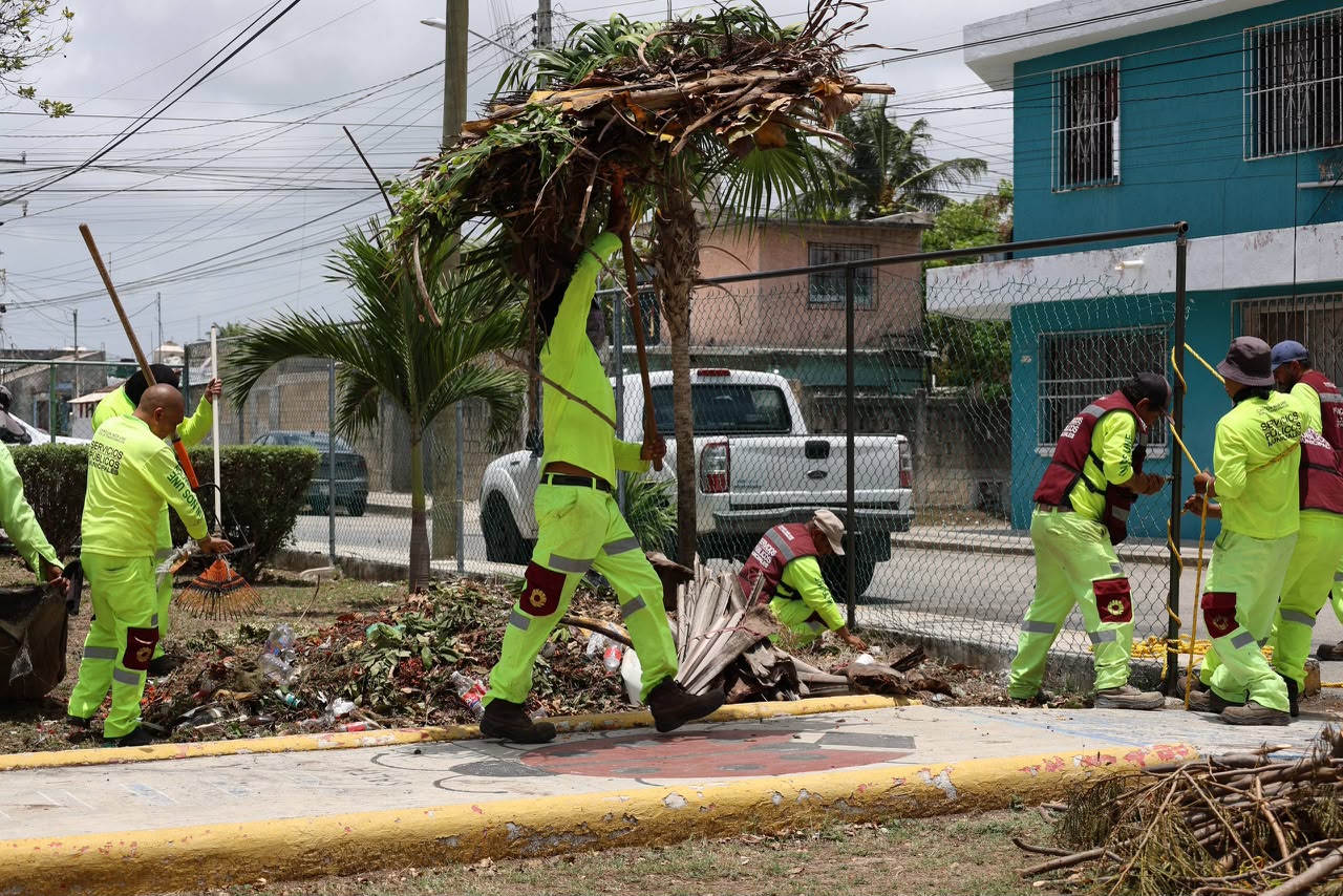 Brigada integral mejora parques en Supermanzanas 71 y 90