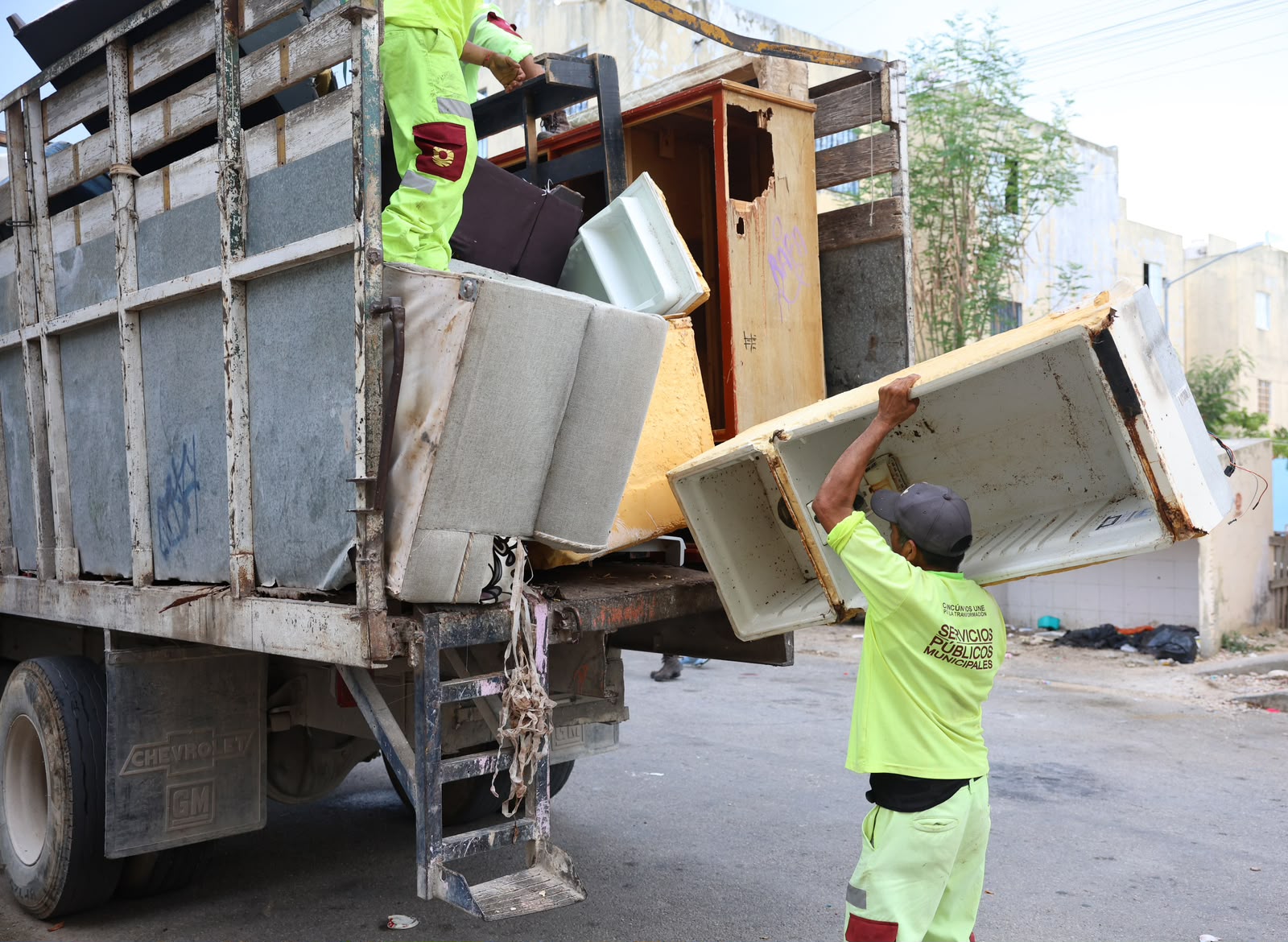 Ayuntamiento mejora espacios públicos en SM 251