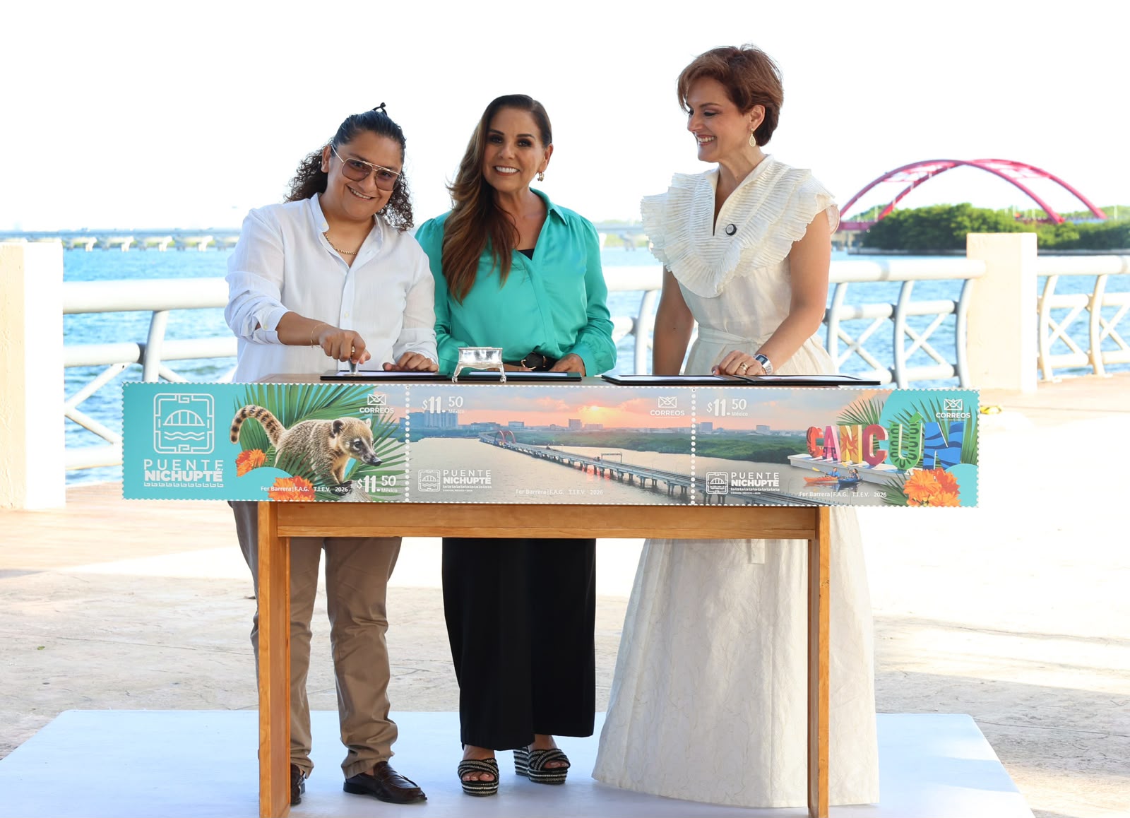 Presentan estampilla conmemorativa del Puente Nichupté