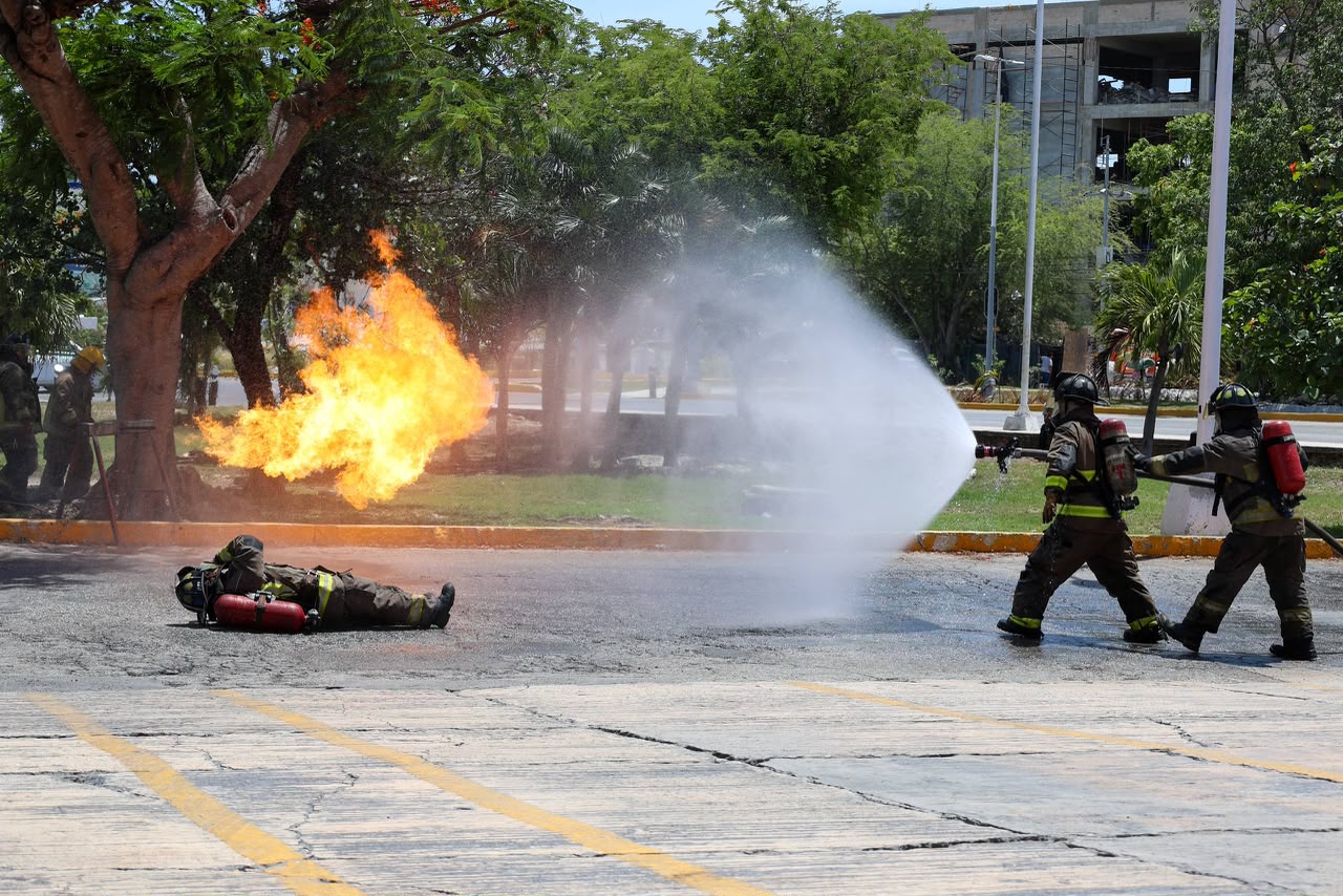 Bomberos de Cancún imparten curso de verano a niños