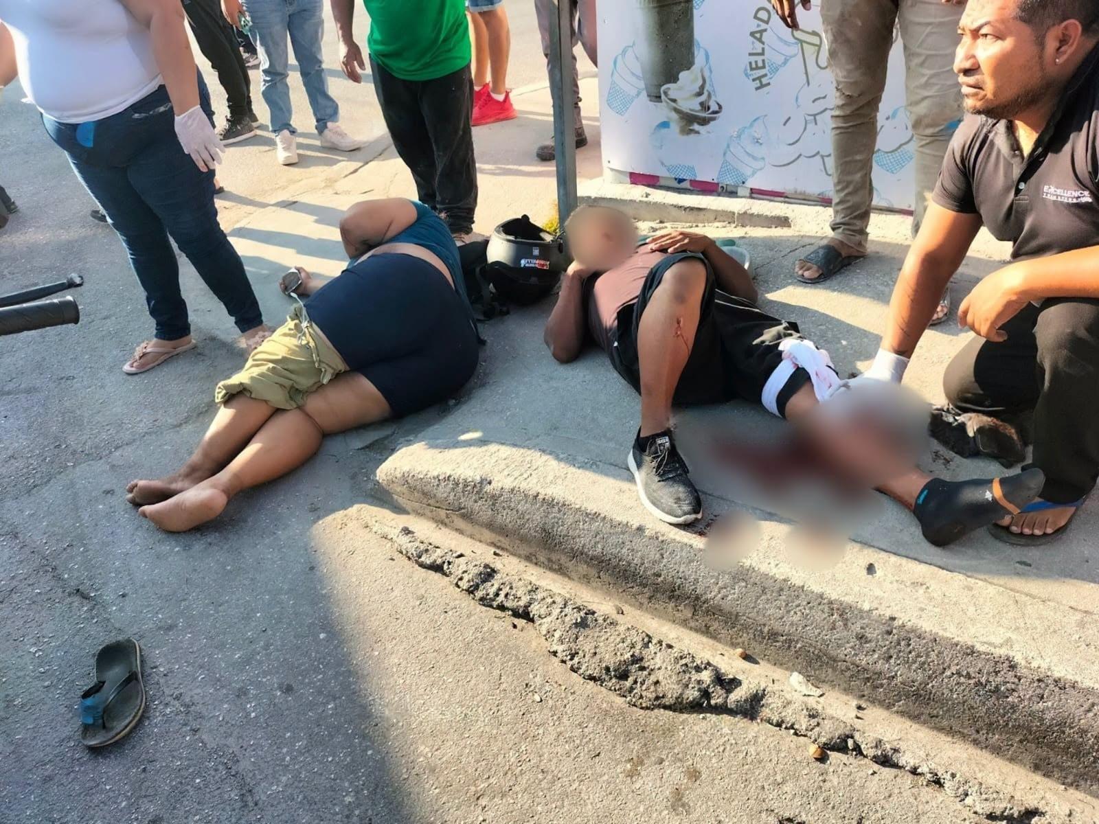 Accidente en Prolongación Tulum deja dos heridos en motocicleta