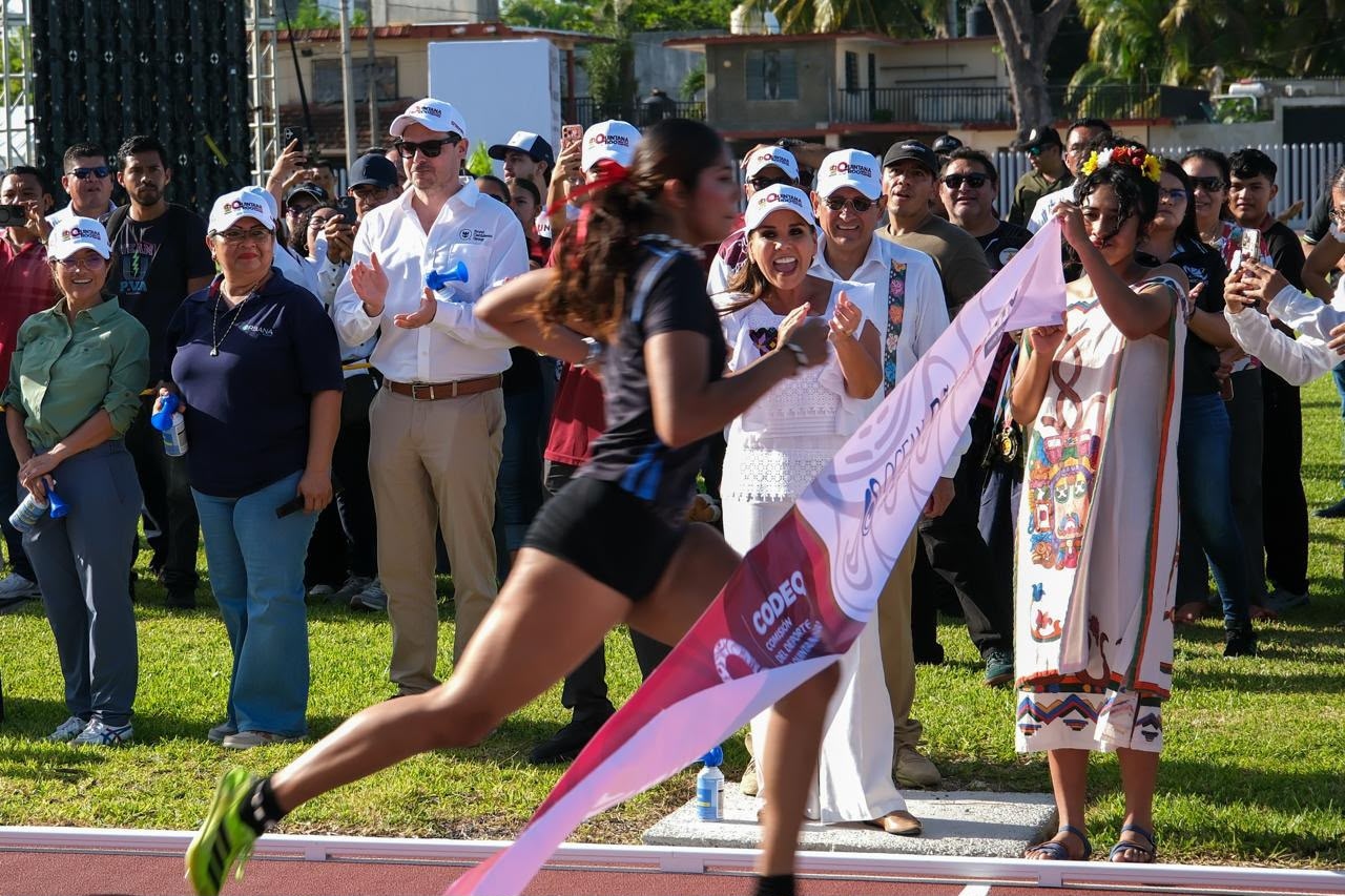 Chetumal inaugura primera pista internacional de atletismo