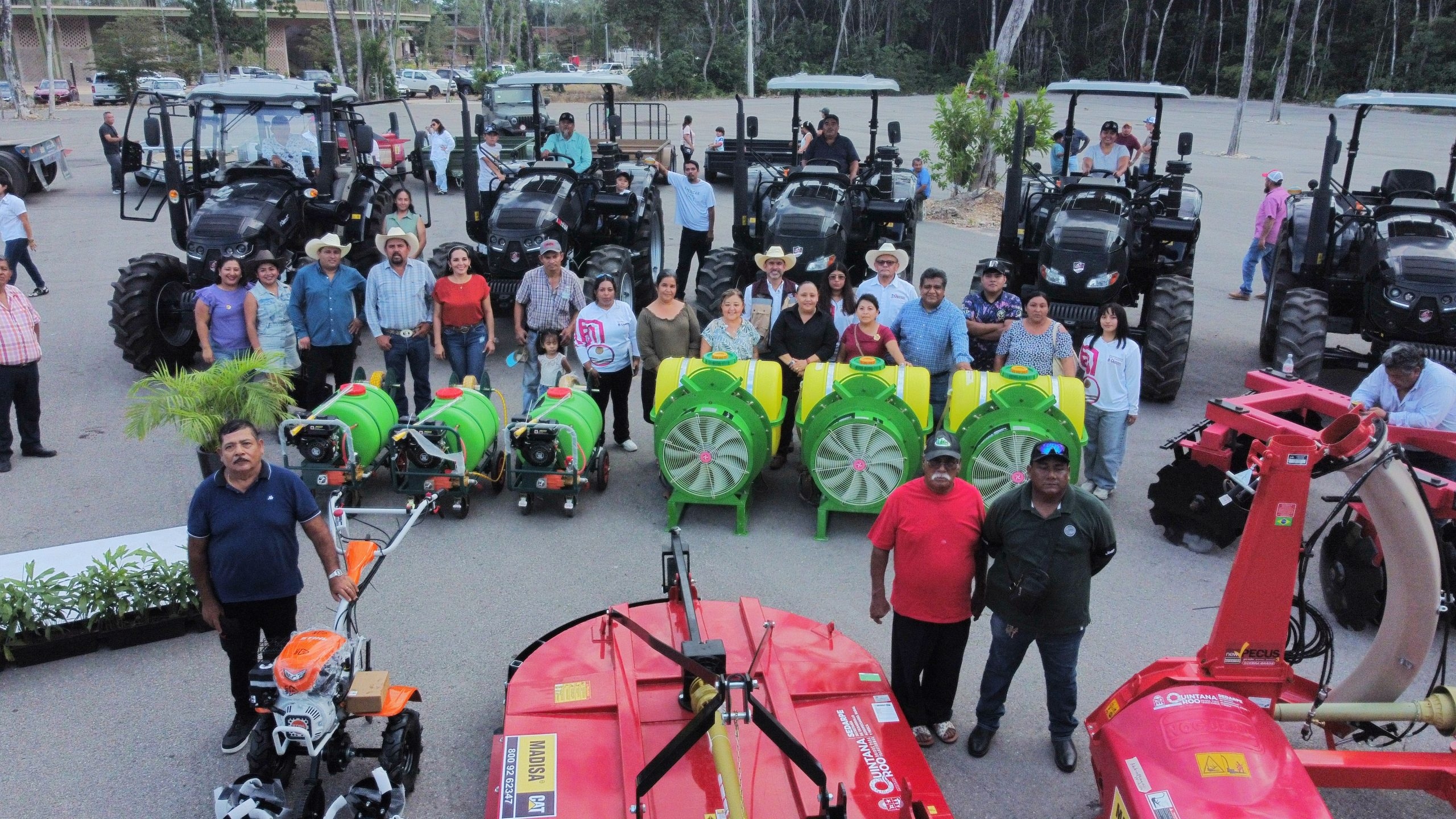 Quintana Roo entrega maquinaria agrícola a productores