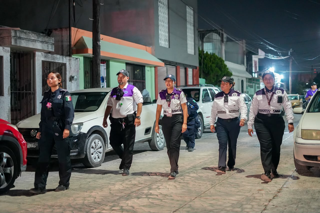 Policía Cancún fortalece vínculo con ciudadanía puerta a puerta