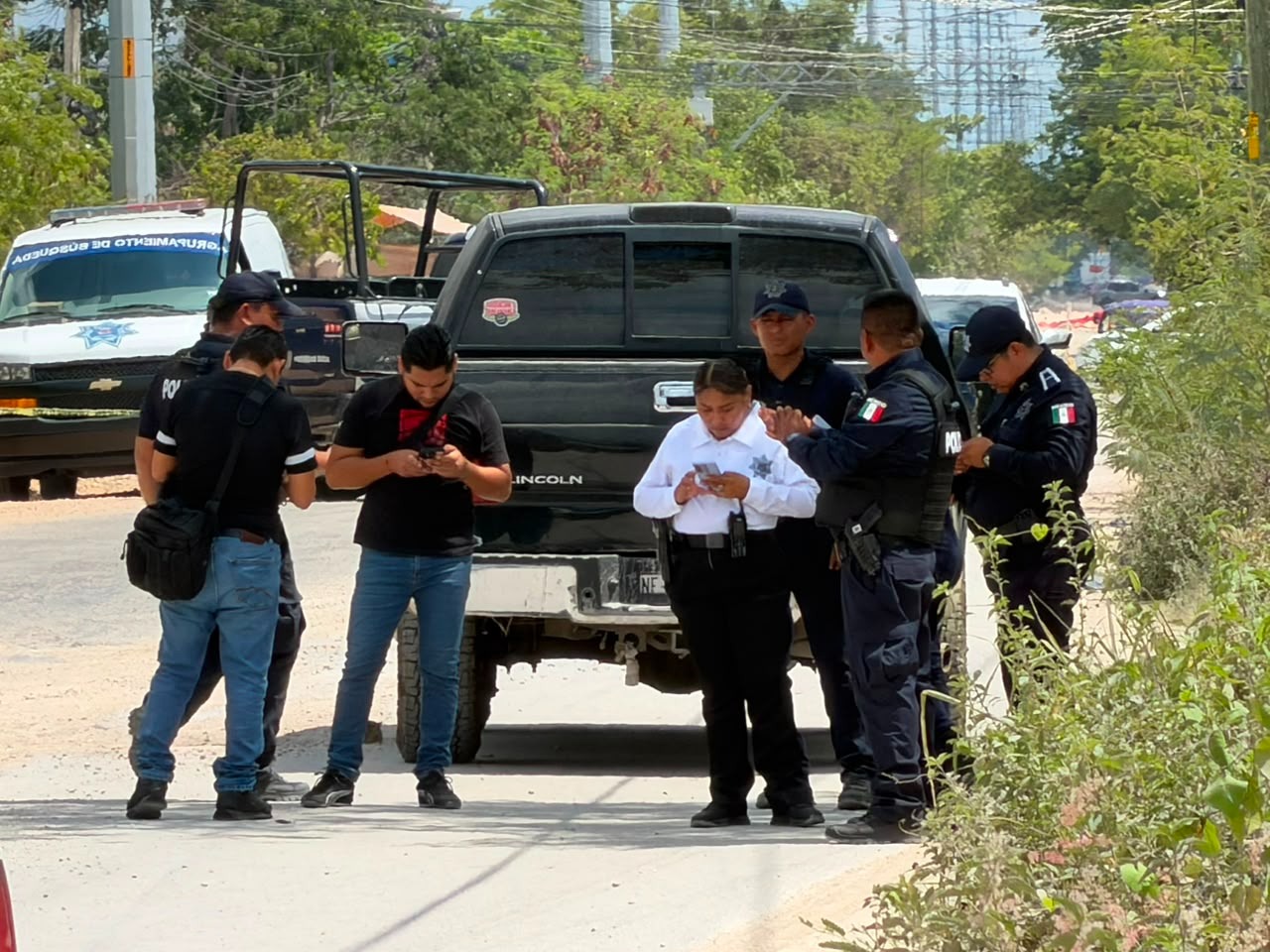 Hallan cuerpo ejecutado en camioneta en Villas Otoch Paraíso