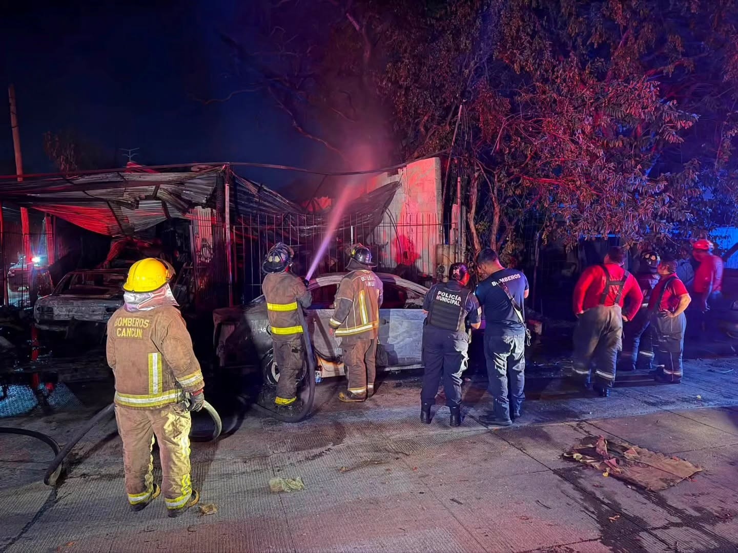 Incendio en taller de Supermanzana 76 deja varios carros quemados