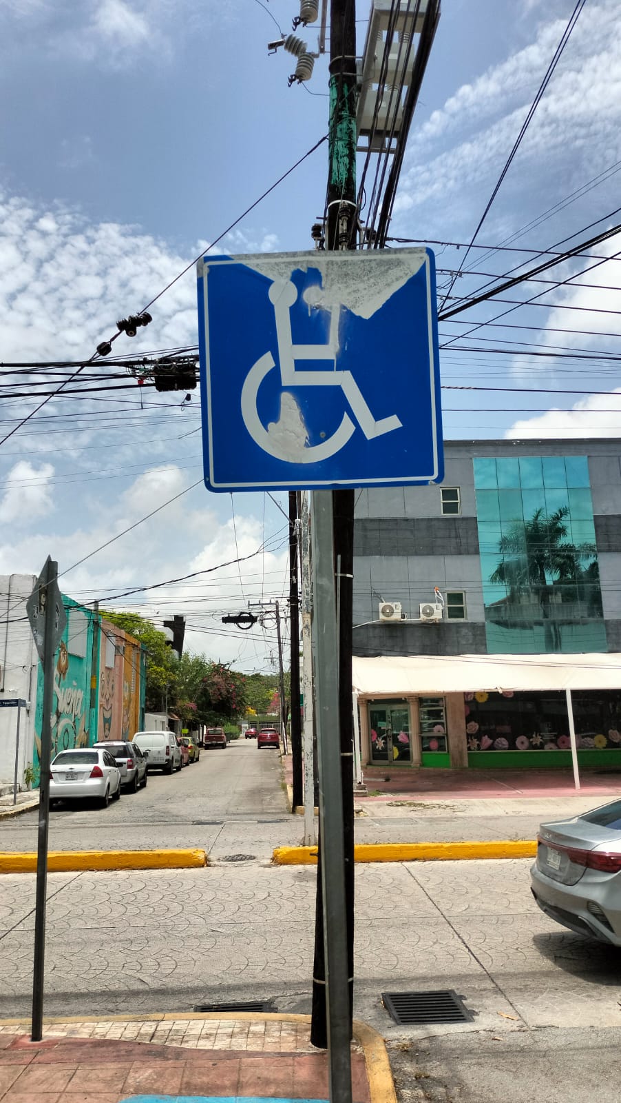 Señalética de Cancún presenta vandalismo y abandono