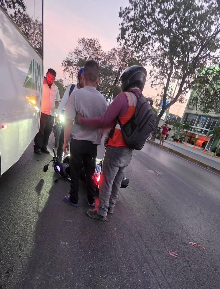 Motociclista hospitalizado tras choque en avenida Kabah
