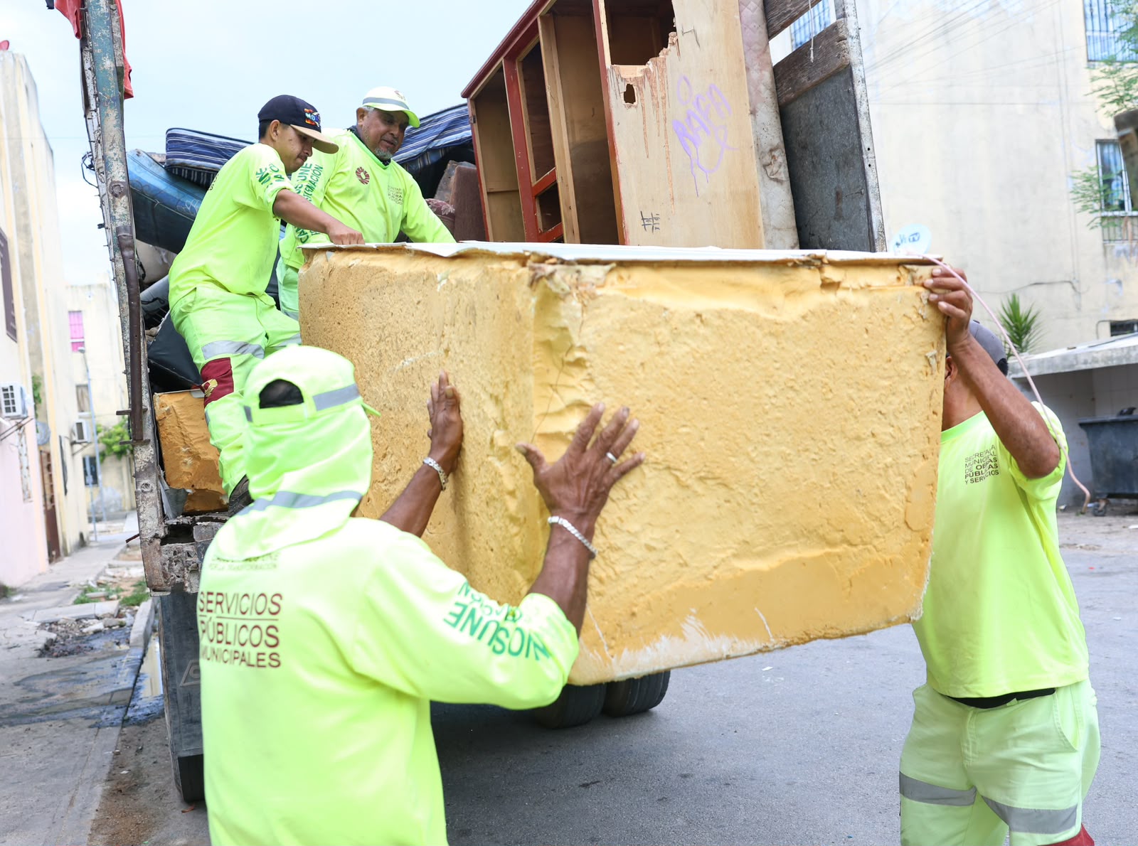 Ayuntamiento mejora espacios públicos en SM 251