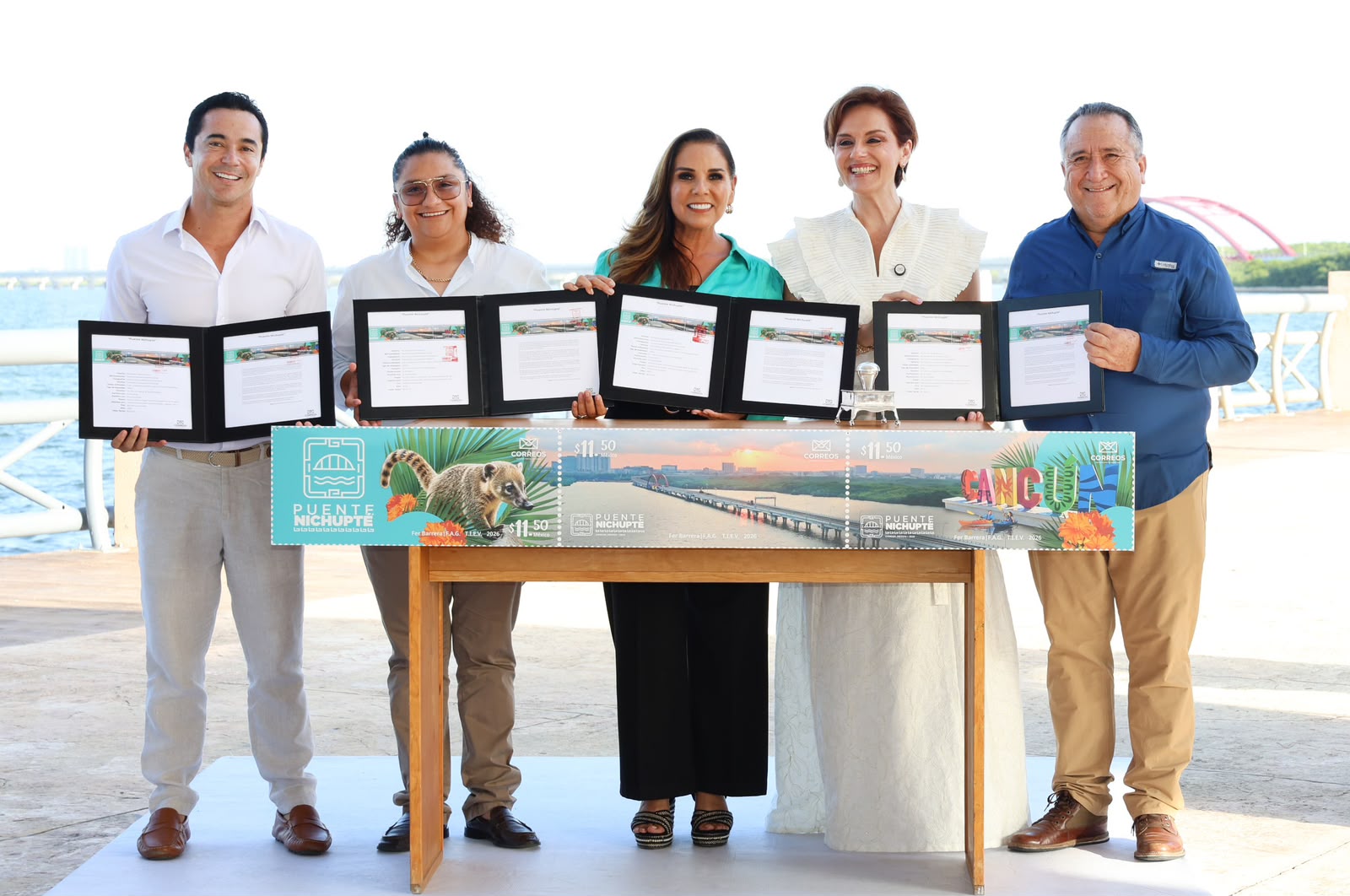 Presentan estampilla conmemorativa del Puente Nichupté