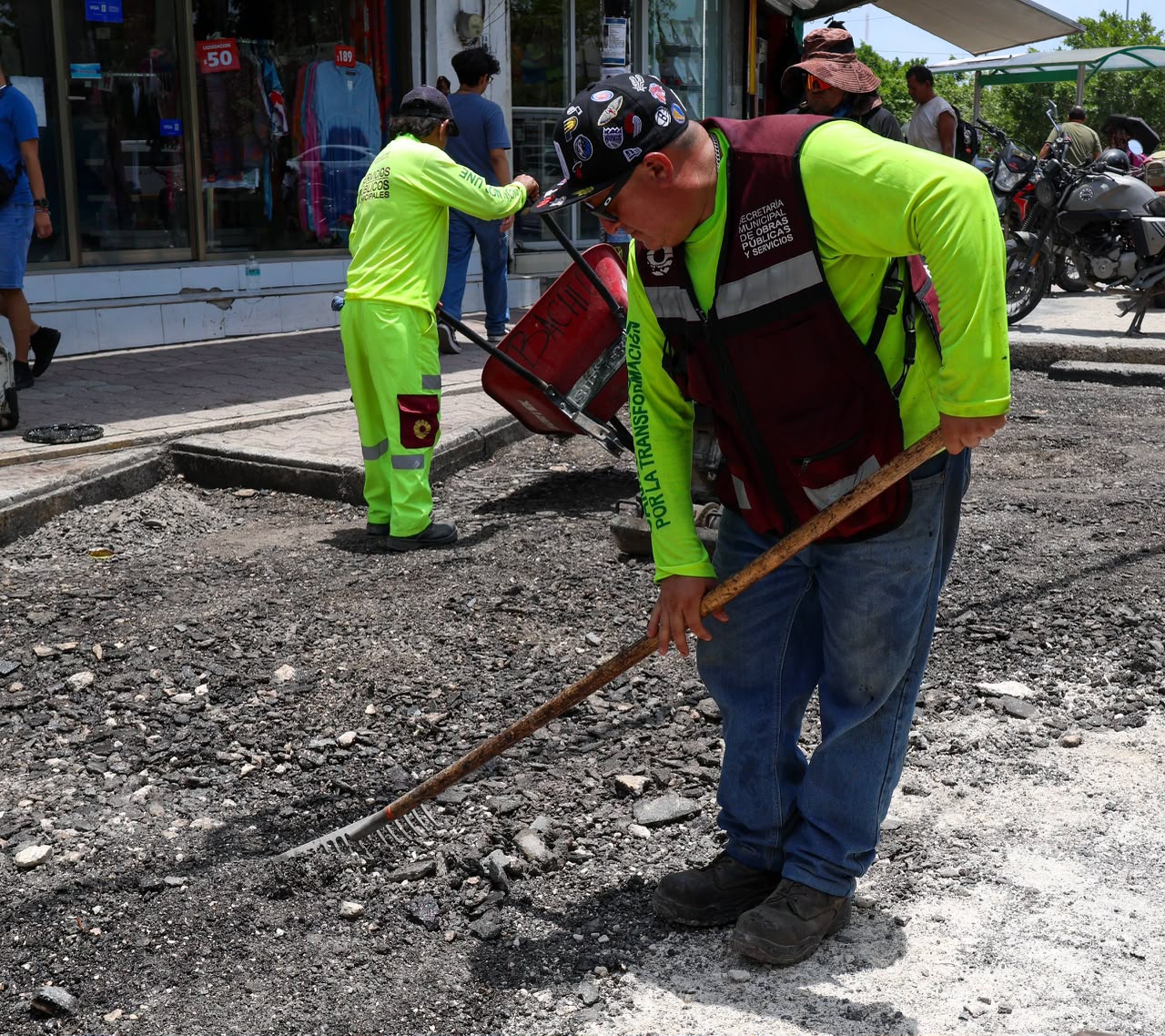 Ayuntamiento de BJ inicia mejoramiento vial en Calle Pino