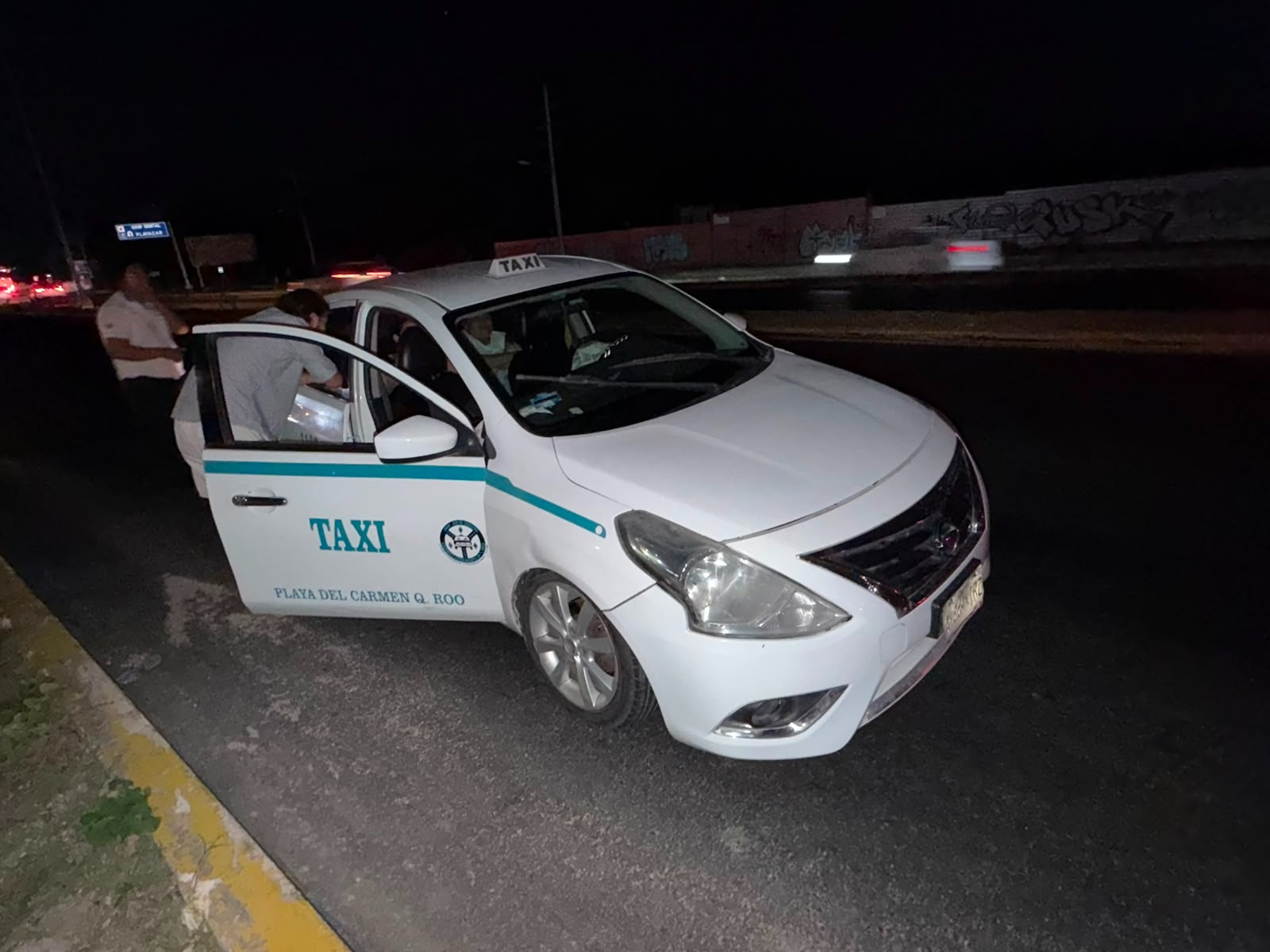 Taxi con mujer embarazada se estrella en camellón en Playa
