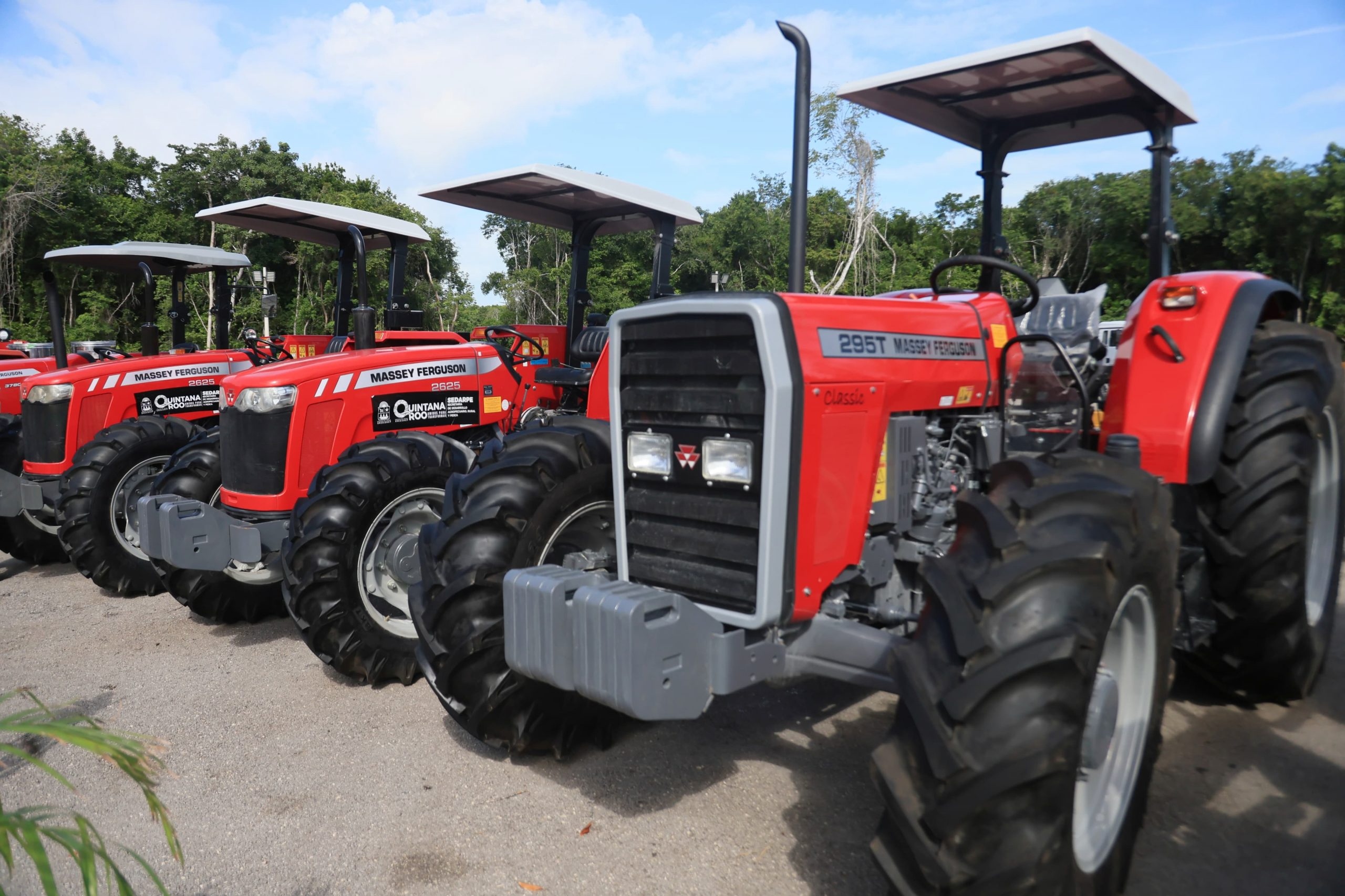Quintana Roo entrega maquinaria agrícola a productores