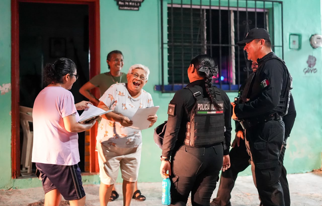 Policía Cancún fortalece vínculo con ciudadanía puerta a puerta