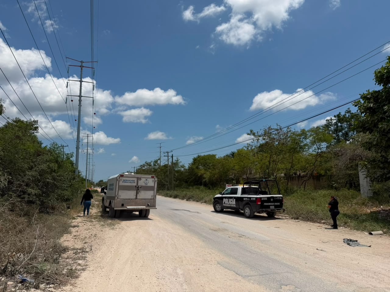 Hallan cuerpo ejecutado en camioneta en Villas Otoch Paraíso