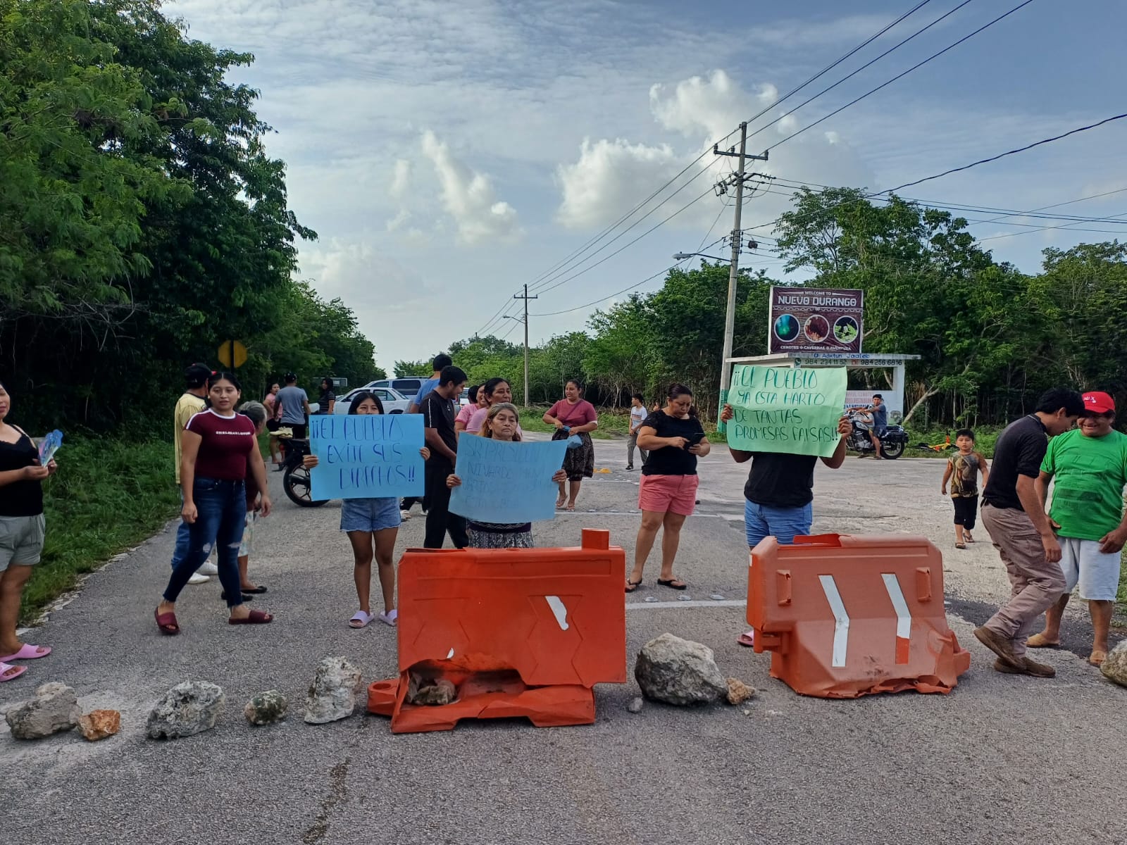 Habitantes bloquean carretera a Cobá en Nuevo Durango