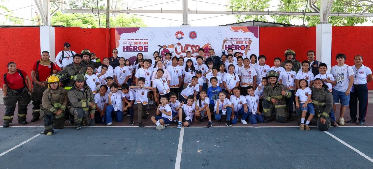 Bomberos de Cancún imparten curso de verano a niños