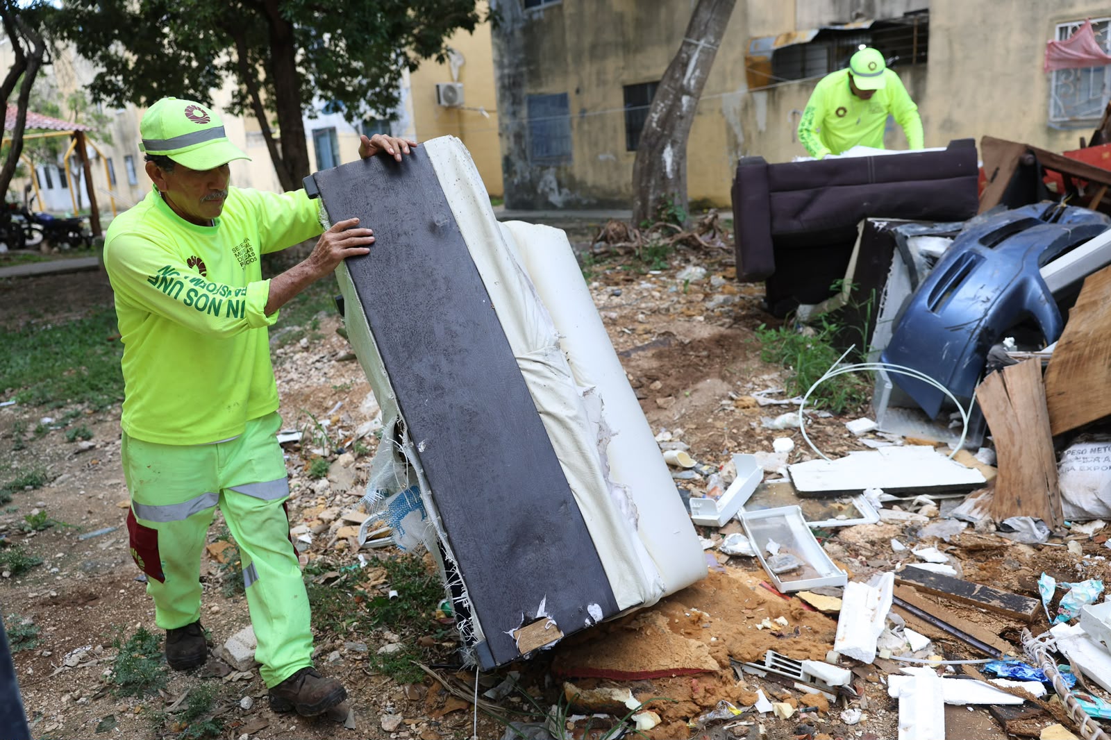 Ayuntamiento mejora espacios públicos en SM 251