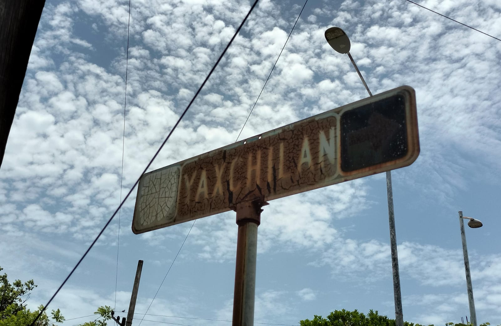 Señalética de Cancún presenta vandalismo y abandono