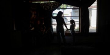 ICE detiene a niños y familias tras datos de agencia de refugiados