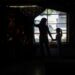 ICE detiene a niños y familias tras datos de agencia de refugiados